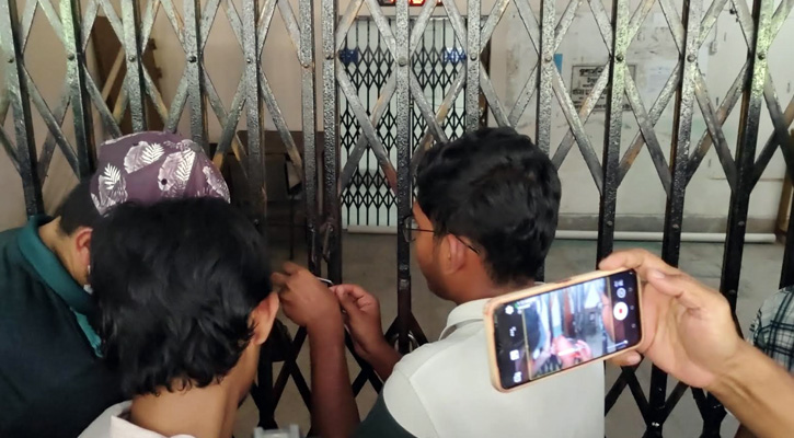 পুরো বিশ্ববিদ্যালয় অচল করে দিলেন বাকৃবি শিক্ষার্থীরা