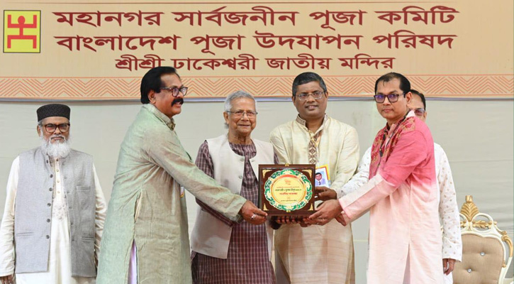 ঢাকেশ্বরী মন্দির পরিদর্শনে প্রধান উপদেষ্টা