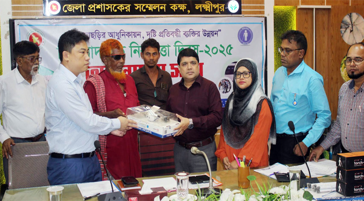 লক্ষ্মীপুরে বিশ্ব সাদাছড়ি নিরাপত্তা দিবস উপলক্ষে হুইল চেয়ার ও ছড়ি বিতরণ