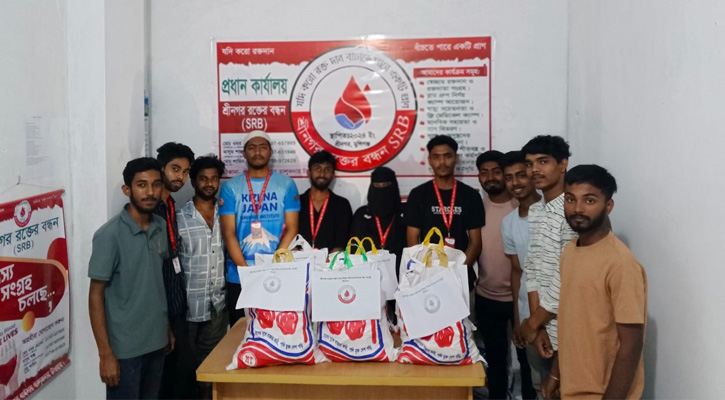 অসহায় ও সুবিধাবঞ্চিত মানুষের মাঝে ঈদ সামগ্রী বিতরণ করল শ্রীনগর রক্তের বন্ধন