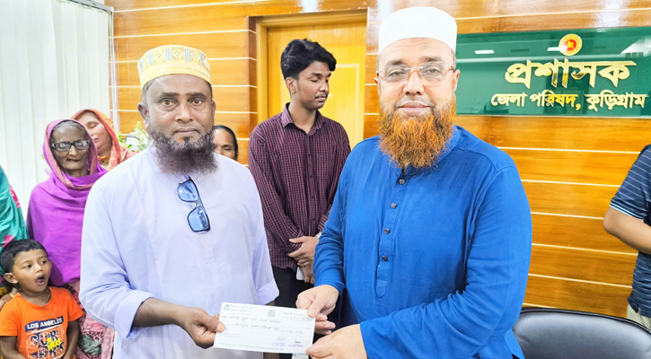 কুড়িগ্রামে মসজিদ-মাদ্রাসার উন্নয়নে জেলা পরিষদের ১ লাখ টাকা করে চেক বিতরণ