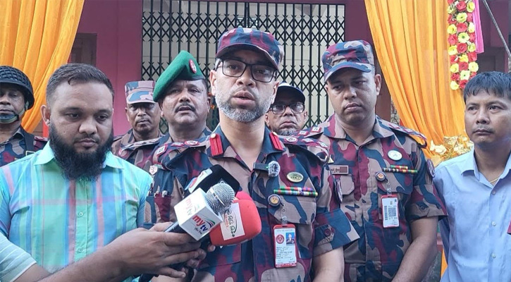 জুড়ীতে বিজিবি অধিনায়কের পূজামণ্ডপ ও মন্দির পরিদর্শন