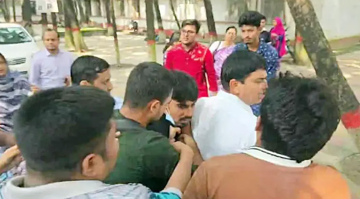 ঢাকা কলেজে শিক্ষক-শিক্ষার্থীদের মধ্যে  ধস্তাধস্তি
