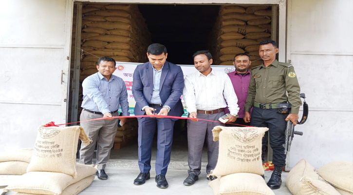 পুঠিয়ায় আমন ধান ও চাল সংগ্রহ শুভ উদ্বোধন