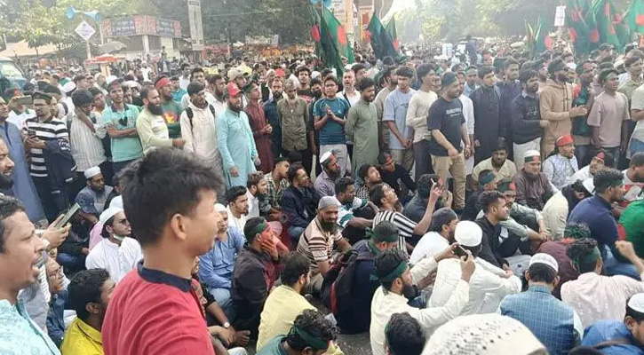 স্লোগানে স্লোগানে উত্তাল শাহবাগ