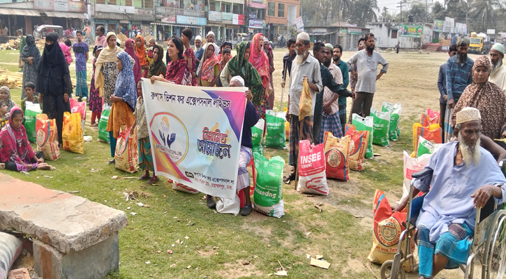 বাউফলে প্রতিবন্ধীদের মাঝে ইফতার ও খাদ্যসামগ্রী বিতরণ