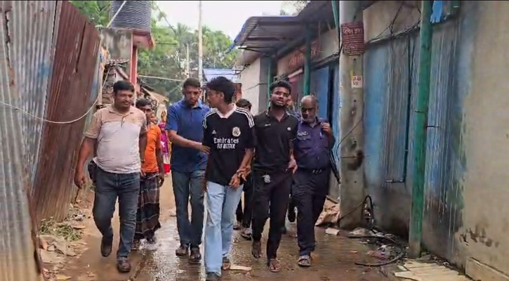 সাভারে সংবাদ সংগ্রহে গিয়ে হামলার শিকার সাংবাদিকসহ আহত ৪, আটক ৪