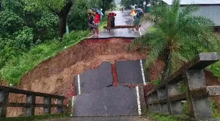 সেতু ধসে বান্দরবান-রাঙামাটি সড়ক যোগাযোগ বিচ্ছিন্ন