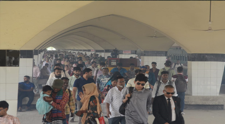 কমলাপুরে ঘরমুখো মানুষের ভিড়, ট্রেন চলছে সময়মতো
