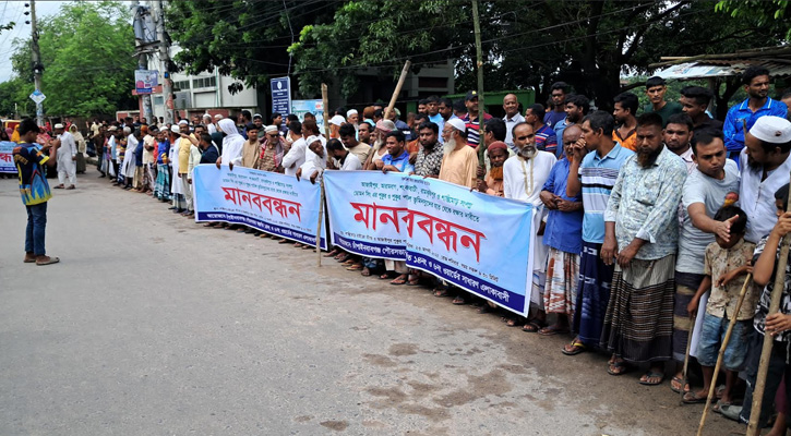 চাঁপাইনবাবগঞ্জে ঐতিহ্যবাহী পুকুর রক্ষার দাবিতে এলাকাবাসীর বিক্ষোভ-মানববন্ধন