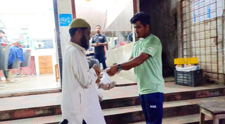 ভিক্ষাবৃত্তি ছেড়ে ব্যবসায় প্রতিবন্ধী খলিলুর রহমান