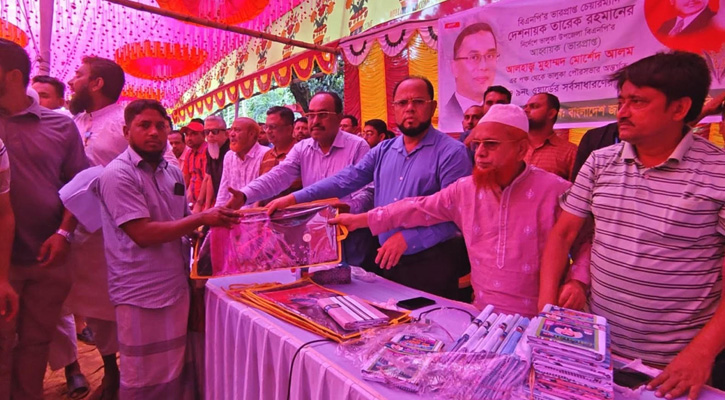 ভালুকায় বিএনপি নেতা মোর্শেদ আলমের মানবিক উদ্যোগে অস্বচ্ছল মানুষের মাঝে শাড়ি ও লুঙ্গি বিতরণ