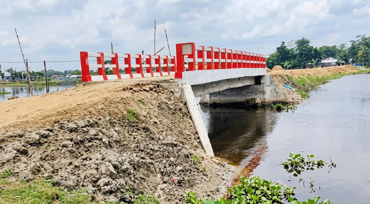 উদ্বোধনের আগেই ধস সংযোগ সড়কে