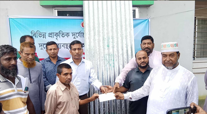 শালিখায় দুঃস্থ ও দুর্যোগে ক্ষতিগ্রস্তদের মাঝে ঢেউটিন ও নগদ অর্থ সহায়তা