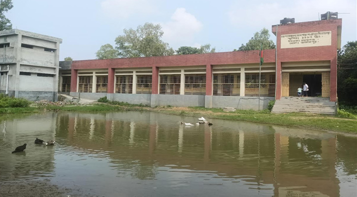 বিদ্যালয়ের মাঠে জলাবদ্ধতা, খেলাধুলা থেকে বঞ্চিত শিক্ষার্থীরা
