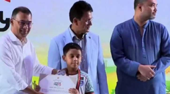বোয়ালখালীর মনীশের হাতে প্রধানমন্ত্রীর জাতীয় প্রাথমিক শিক্ষা পদক
