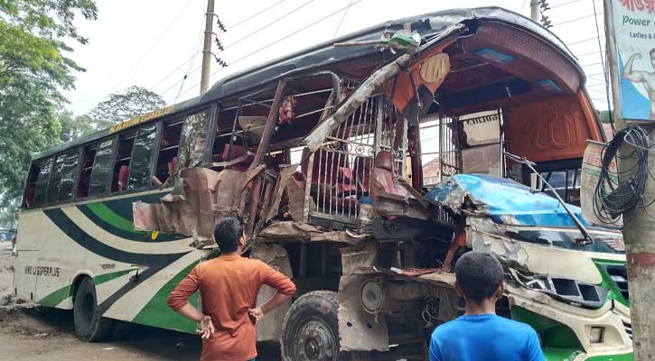 ট্রাকের ধাক্কায় দুমড়ে-মুচড়ে গেল বাস, অল্পের জন্য প্রাণে বাঁচলেন ৫ যাত্রী