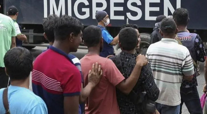 মালয়েশিয়ায় ১৯ বাংলাদেশিসহ ৮২ প্রবাসীর আত্মসমর্পণ