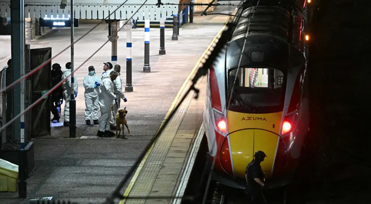 যুক্তরাজ্যে ট্রেনে ভয়াবহ ছুরি হামলায় গুরুতর আহত ৯, গ্রেপ্তার ২