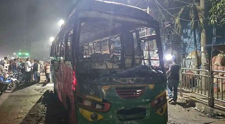 রাজধানীতে মধ্যরাতে  তিন বাস ও প্রাইভেটকারে আগুন