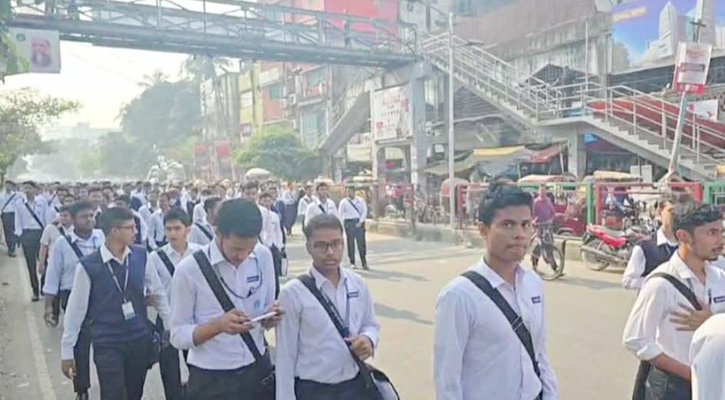 শিক্ষার্থীদের আন্দোলনে বন্ধ মিরপুর সড়ক, জনভোগান্তি চরমে