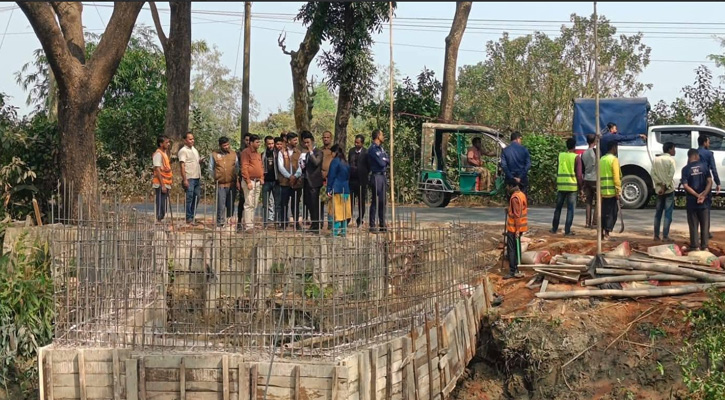 বোয়ালখালীতে অবৈধ ব্রিজ নির্মাণ বন্ধ করলেন ইউএনও