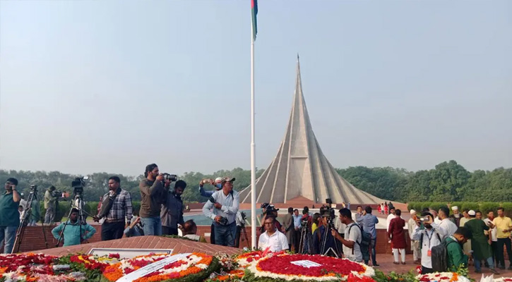 স্মৃতিসৌধে শ্রদ্ধার ফুলে বীর শহীদদের স্মরণ