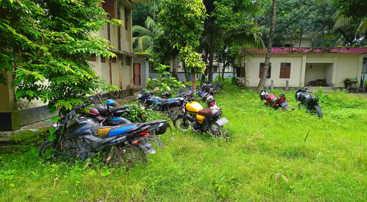 চরভদ্রাসন থানায় খোলা আকাশের নিচে পড়ে নষ্ট হচ্ছে ৩০ মোটরসাইকেল