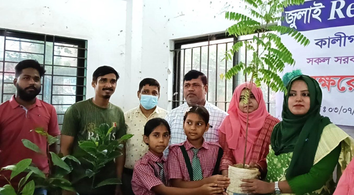 কালীগঞ্জে পৌরসভার উদ্যোগে সেলাই মেশিন ও গাছের চারা বিতরণ