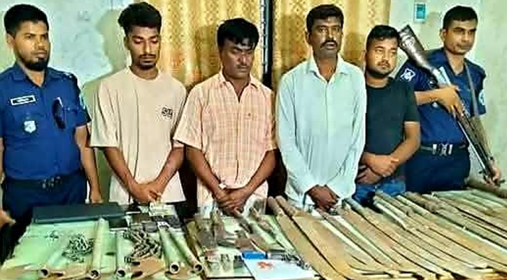 গোবিন্দগঞ্জে সেনা বাহিনীর অভিযানে বিপুল পরিমান দেশীয় অস্ত্রসহ চারজন আটক