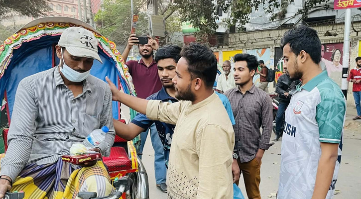 ক্যাম্পাস এলাকায় অসহায়দের মাঝে খাবার বিতরণ করলেন জবি ছাত্রদল নেতা সোহান
