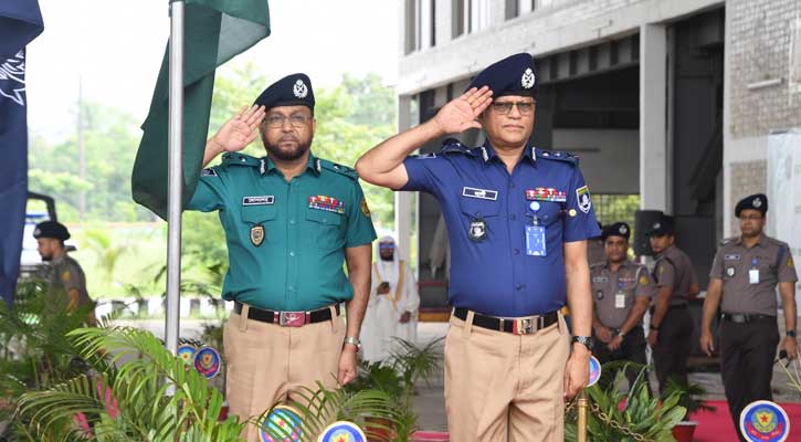 গাঢ় নীল-হালকা জলপাই শার্ট ও খাকি প্যান্টে ফিরল পুলিশ