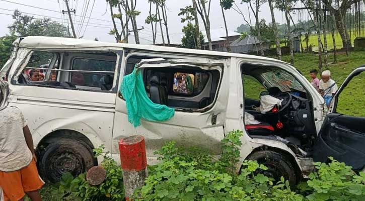 নববধূকে নিয়ে ফেরার পথে মাইক্রোবাস খাদে, নিহত ২