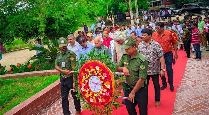 ১২৬তম নজরুল জয়ন্তীর উদ্বোধন: নজরুল ভাস্কর্যে পুষ্পস্তবক অর্পণ