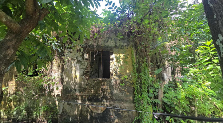 দুমকিতে অবহেলায় হারিয়ে যাচ্ছে জনসেবার প্রতীক কমিউনিটি সেন্টার