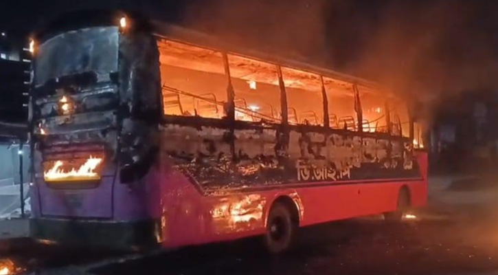 আশুলিয়ায় সড়কের পাশে পার্কিং করা বাসে আগুন