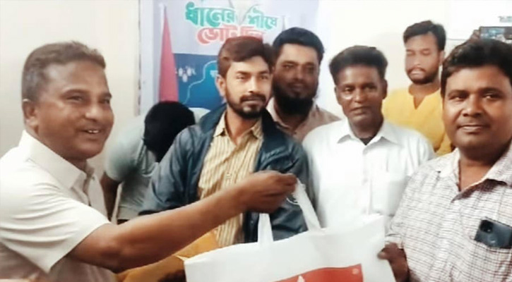 পার্বতীপুরে যুবদল নেতার উদ্যোগে ঈদ উপহার বিতরণ