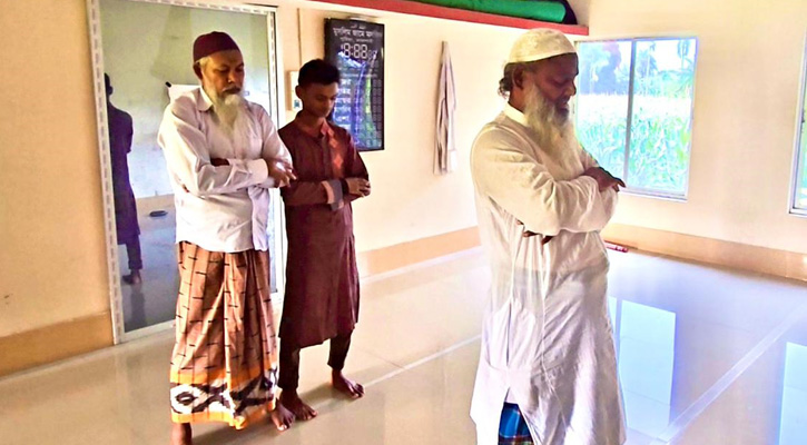 সৌদি আরবের সঙ্গে মিল রেখে পুঠিয়ায় ঈদুল আজহার নামাজ আদায়
