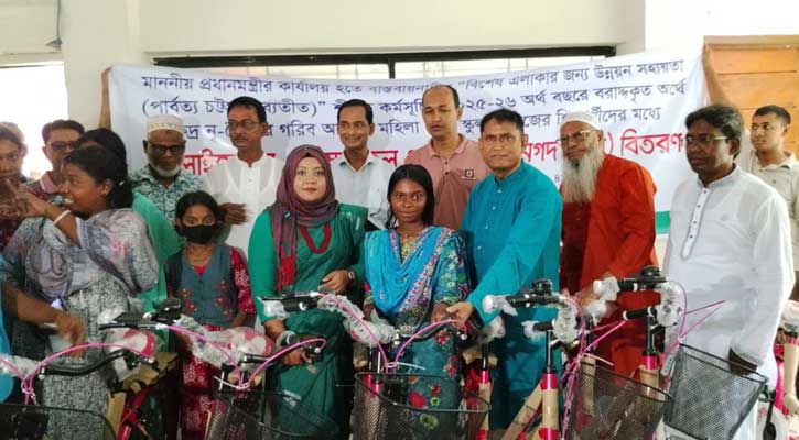 মান্দায় ক্ষুদ্র নৃ-গোষ্ঠীর শিক্ষার্থী, নারী ও কৃষকদের মাঝে সরকারি সহায়তা বিতরণ