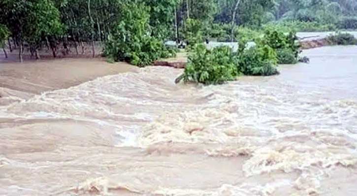 ধলাই নদীর বাঁধ ভেঙে একাধিক গ্রাম প্লাবিত
