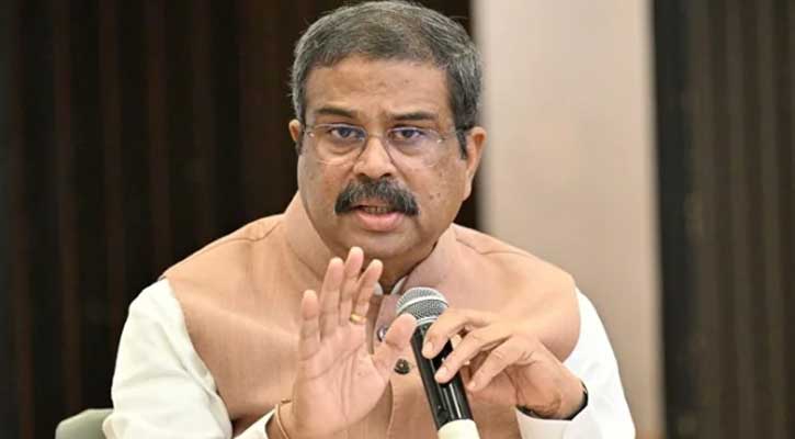 আন্দোলনের মুখে পদত্যাগ করলেন ভারতের শিক্ষামন্ত্রী