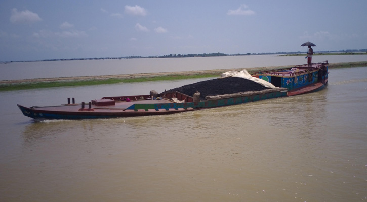 মধ্যনগর নৌপথে পাচার হচ্ছে ভারতের অবৈধ কয়লা, সঙ্গে আসছে মাদকদ্রব্য