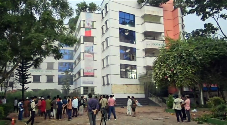 সিটি ইউনিভার্সিটি ক্যাম্পাসজুড়ে ধ্বংসস্তূপ, থমথমে পরিবেশ