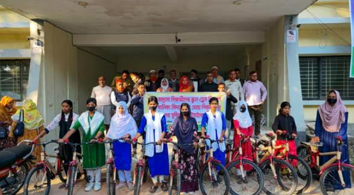 মান্দায় দরিদ্র শিক্ষার্থীদের মাঝে স্কুলড্রেস ও বাইসাইকেল বিতরণ