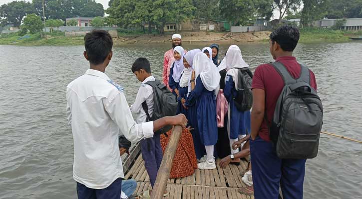 সেতুর অভাবে নিজ গ্রামের বিদ্যালয়ে যেতে পারছে না শিক্ষার্থীরা