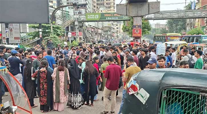 শিক্ষামন্ত্রীর পদত্যাগ দাবিতে শিক্ষার্থীদের সড়ক অবরোধ