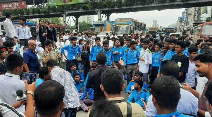 দ্বিতীয় দিনের মতো রাজধানীর বিভিন্ন সড়কে শিক্ষার্থীদের অবস্থান