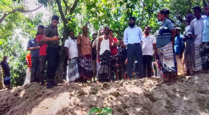 আত্রাই নদীর বাঁধের পাশে অবৈধভাবে মাটি কাটার অভিযোগে ঘটনাস্থল পরিদর্শনে ইউএনও