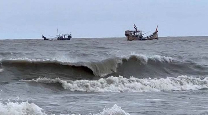 উপকূলজুড়ে টানা বৃষ্টি, সমুদ্র বন্দরে ৩ নম্বর সতর্ক সংকেত