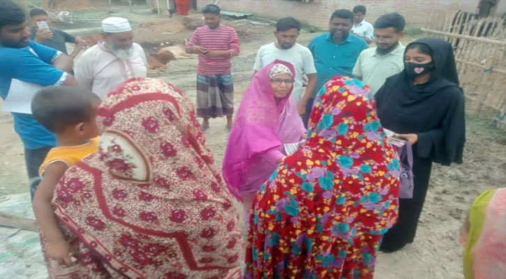নিয়ামতপুরে ৩১ দফার লিফলেট বিতরণে ফরিদা বেগম